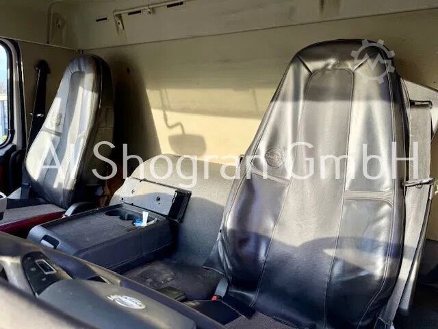 Fahrgestell mit Fahrerhaus Volvo FM 300 / 8x4 / Blatt - Luft / Eu6