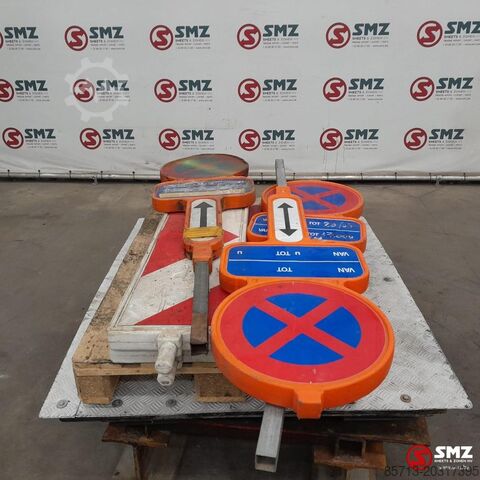 Used set of various traffic signs Diversen Occ set diverse verkeerssignalisatie