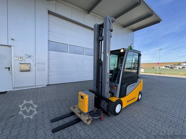 Elektrisch – 4 Räder Jungheinrich EFG320 + Ladegerät 3753--EK
