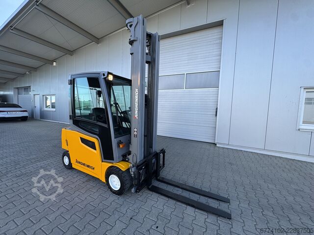 Elektrisch – 4 Räder Jungheinrich EFG320 + Ladegerät 3753--EK