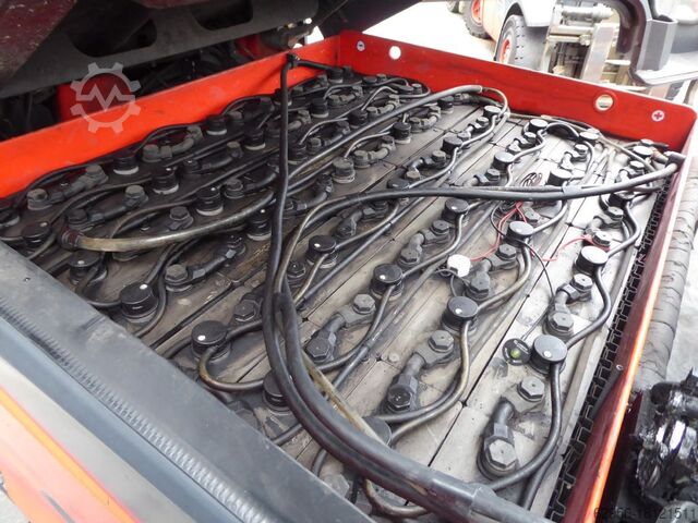 Electric 4-wheel forklift Linde E25H 01/600