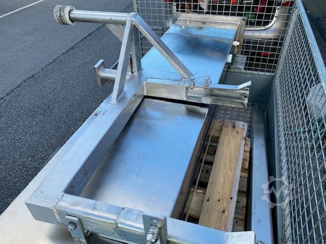 Tote Bin Lifter