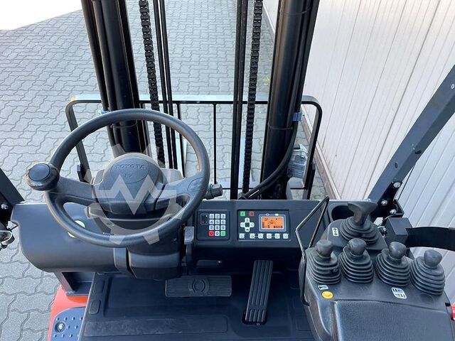 Elektro 4 Rad-Stapler Toyota 8FBMKT30