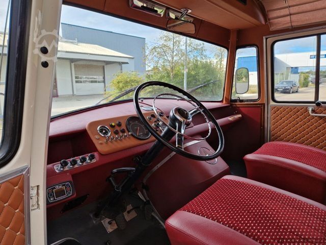 Kleinbus MERCEDES-BENZ Vorgänger Sprinter O 319 Samba mit Faltdach AC