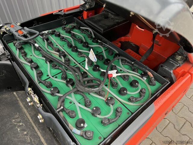 Electric 3-wheel forklift Linde E16C-02