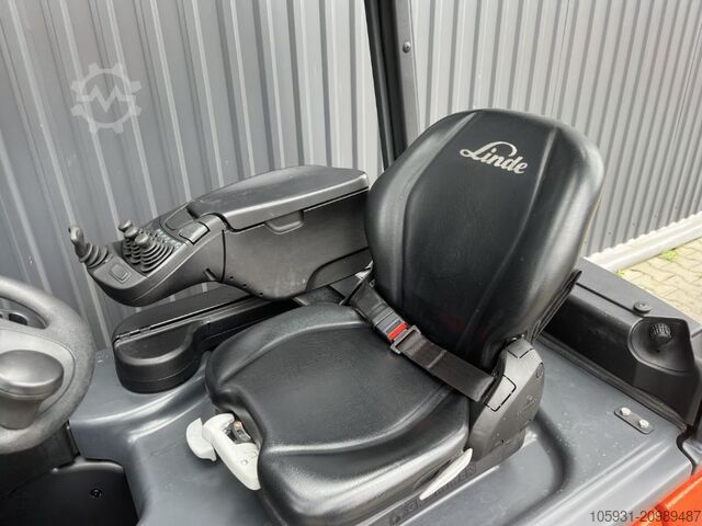Electric 4-wheel forklift Linde E16P-02