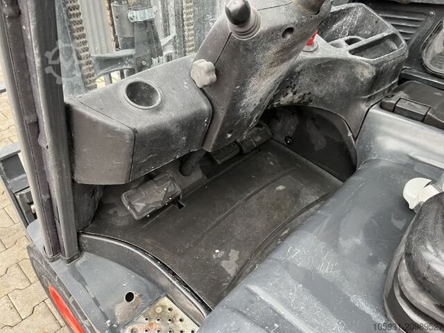 Electric 4-wheel forklift Linde E25-01