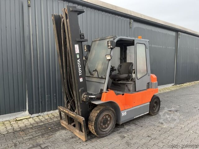 Electric 4-wheel forklift Toyota 7FBMF40