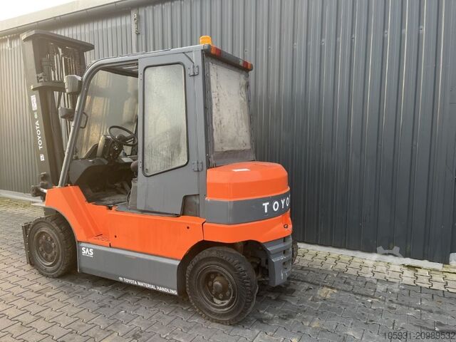 Electric 4-wheel forklift Toyota 7FBMF40