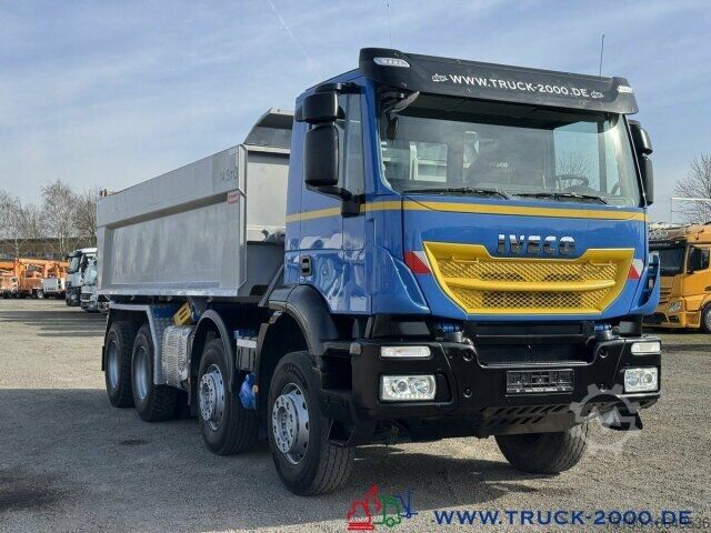 Three-sided tipper truck Iveco 340T45 Trakker 8x4 Bordmatik Links+Hinten 351TKM