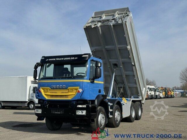 Three-sided tipper truck Iveco 340T45 Trakker 8x4 Bordmatik Links+Hinten 351TKM