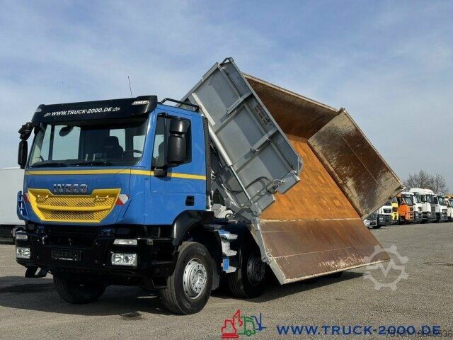 Three-sided tipper truck Iveco 340T45 Trakker 8x4 Bordmatik Links+Hinten 351TKM