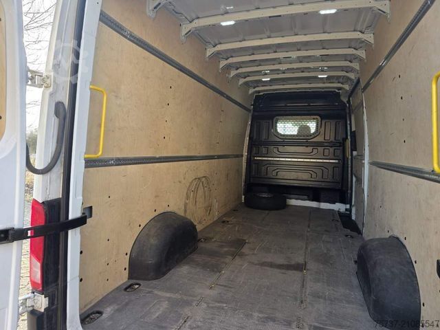 High top van VOLKSWAGEN Crafter 3,5 to, 1+2 Sitzer, AHK, 6 Gang man Scha