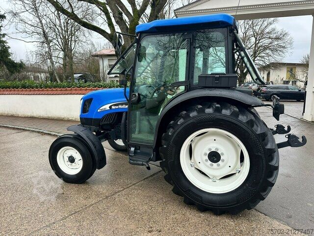 Hofschlepper New Holland TN60 DA Schlepper