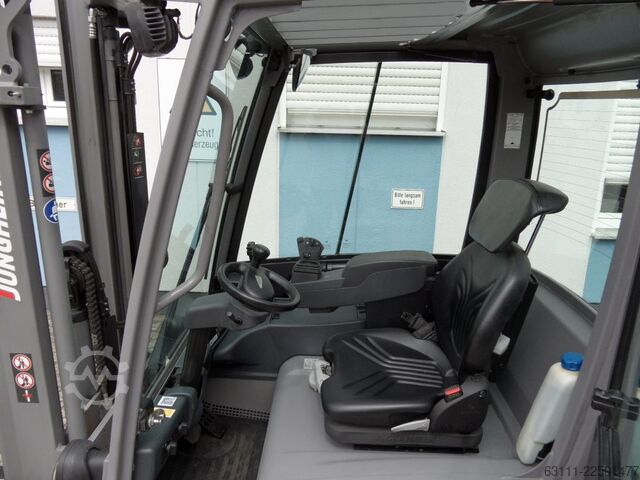 Electric 4-wheel forklift Jungheinrich EFG 320 - Kabine mit Heizung - Freihub