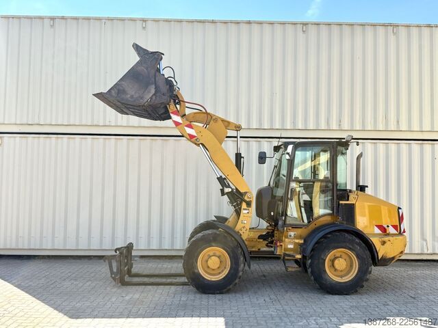 Radlader CATERPILLAR 908M / 2015 BJ / 7.656 H / Schaufel + Gabel