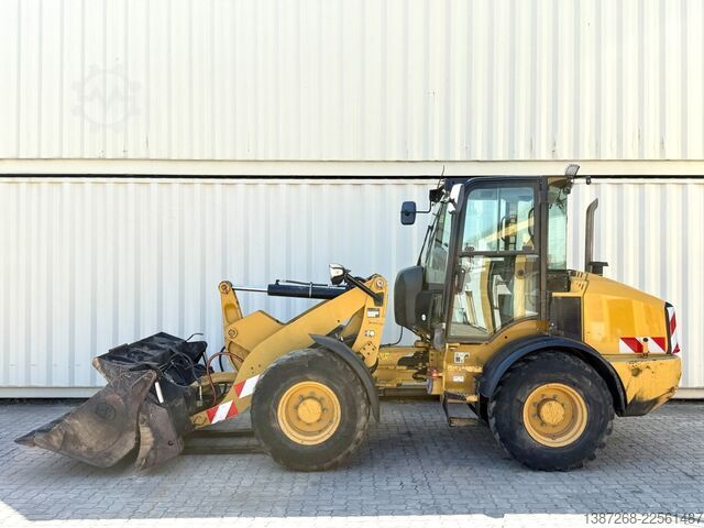 Radlader CATERPILLAR 908M / 2015 BJ / 7.656 H / Schaufel + Gabel