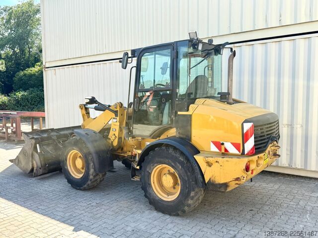 Radlader CATERPILLAR 908M / 2015 BJ / 7.656 H / Schaufel + Gabel