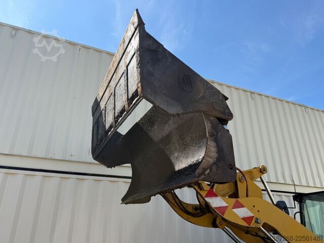 Radlader CATERPILLAR 908M / 2015 BJ / 7.656 H / Schaufel + Gabel