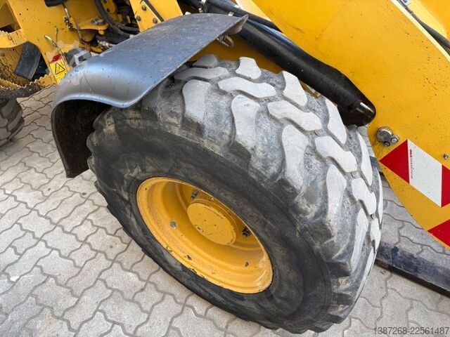 Radlader CATERPILLAR 908M / 2015 BJ / 7.656 H / Schaufel + Gabel