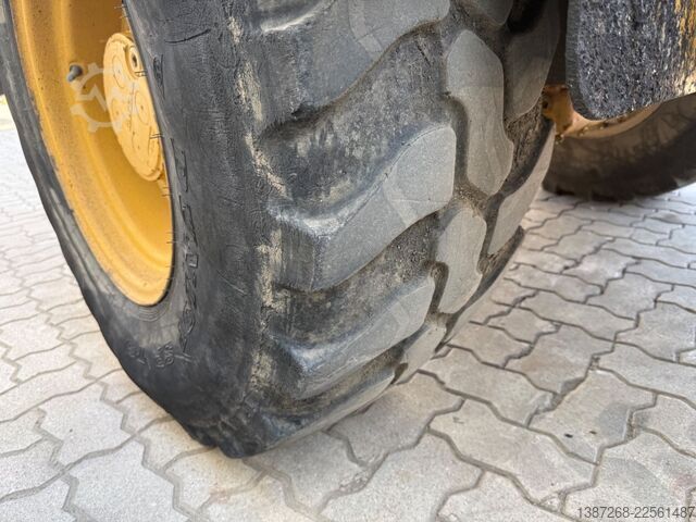 Radlader CATERPILLAR 908M / 2015 BJ / 7.656 H / Schaufel + Gabel