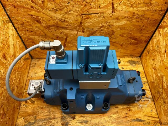 Servo valve unit MOOG D665-5703 & D661-5623C