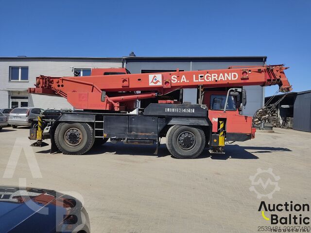All terrain crane Liebherr LTM 1025