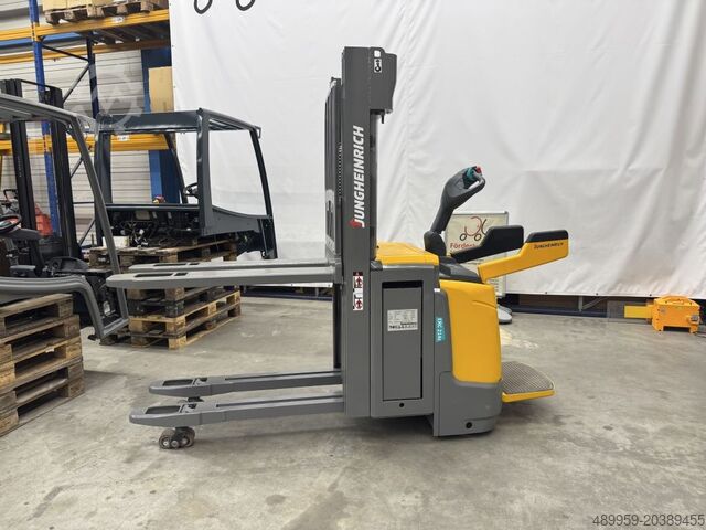 High Lift stacker Jungheinrich ERC 214z