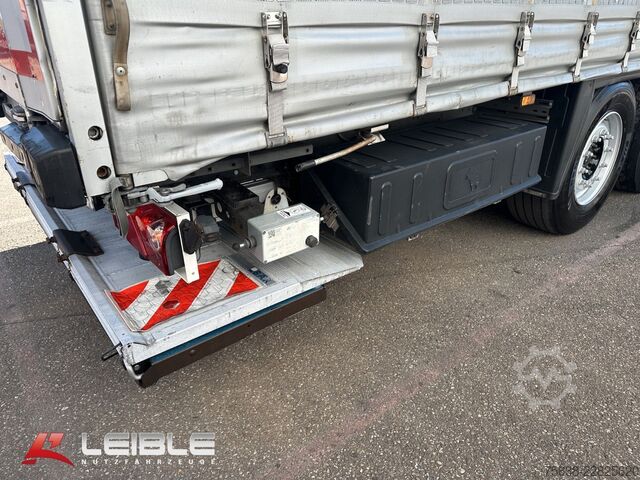 Auflieger mit Pritsche & Plane SCHMITZ CARGOBULL SCS Tautliner mit LBW / Ladebordwand Bär 2t
