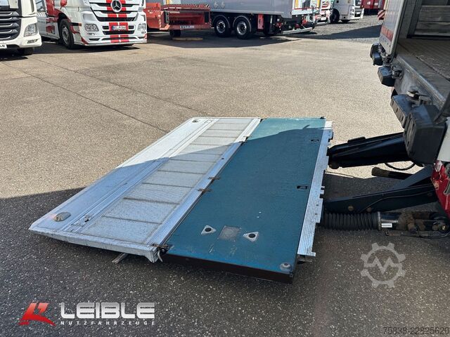 Auflieger mit Pritsche & Plane SCHMITZ CARGOBULL SCS Tautliner mit LBW / Ladebordwand Bär 2t