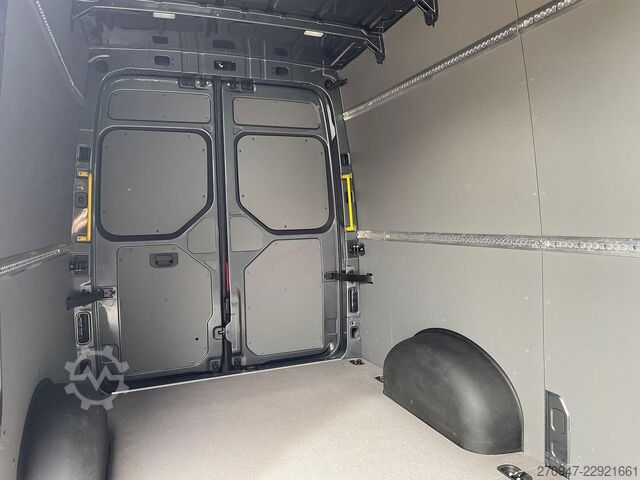 High top van VW Crafter Kasten 35 L3H3 AHK RFK äden