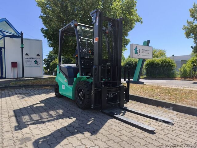 Electric 4-wheel forklift LM ECB25Q