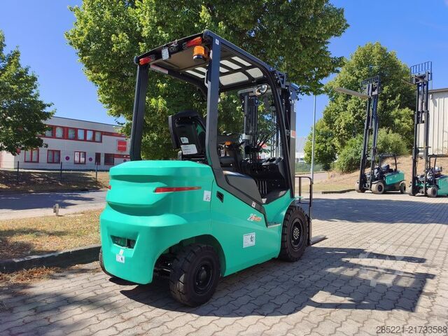 Electric 4-wheel forklift LM ECB25Q