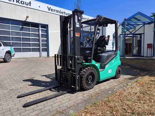 Electric 4-wheel forklift LM ECB25Q
