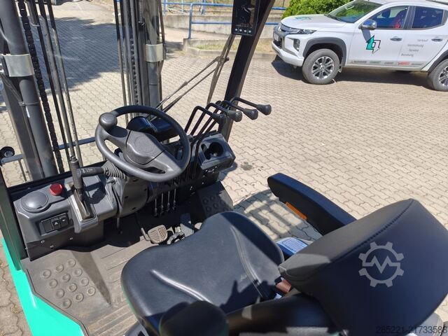 Electric 4-wheel forklift LM ECB25Q