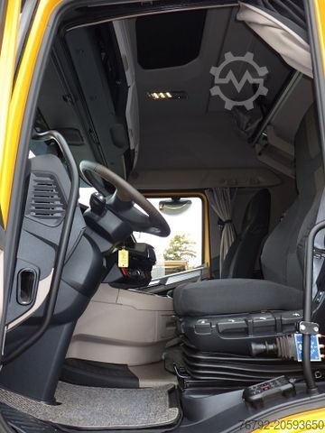 Standard tractor unit DAF XG+ 530 Skylight/Intarder/Hydr./PTO/Alcoa/257tkm