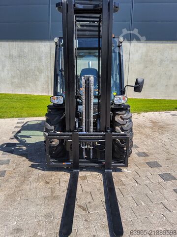 All-terrain forklift Manitou MC 30-4