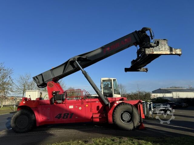 Full-container reach stacker CVS Ferrari F481