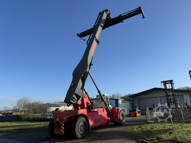 Full-container reach stacker CVS Ferrari F481