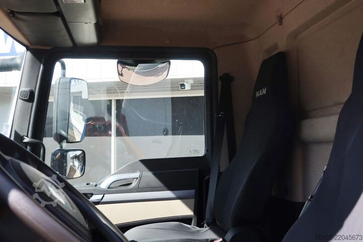 Box body MAN TGL 12.250 Bakwagen + Laadklep DHollandia 2000 kg