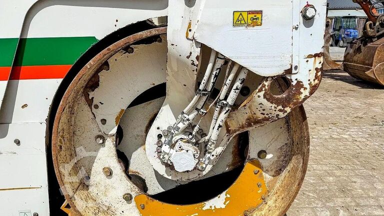 Tandem roller Caterpillar CB 434D