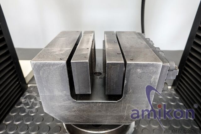 Material testing machine tensile testing machine Instron 4507 Universalprüfmaschine 200 kN