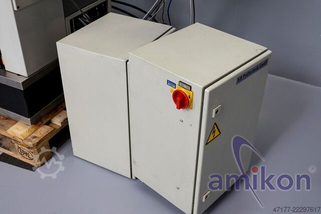 Material testing machine tensile testing machine Instron 4507 Universalprüfmaschine 200 kN