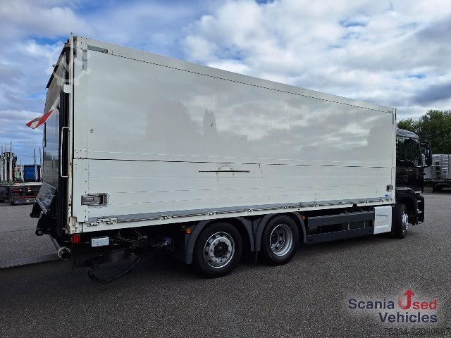 LKW mit Getränkeaufbau MAN TGS 26.470 mit Orten Getränkeaufbau
