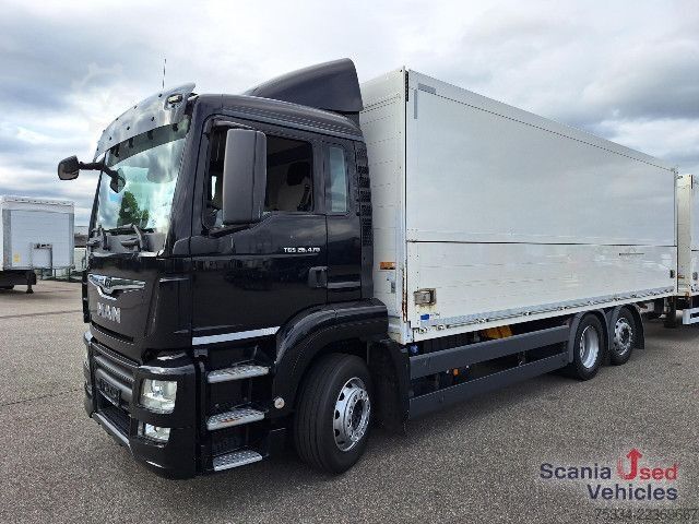 LKW mit Getränkeaufbau MAN TGS 26.470 mit Orten Getränkeaufbau
