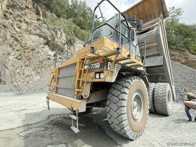 Dump truck Caterpillar 775D
