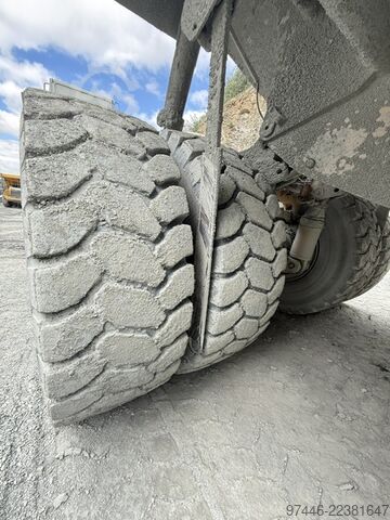 Dump truck Caterpillar 775D