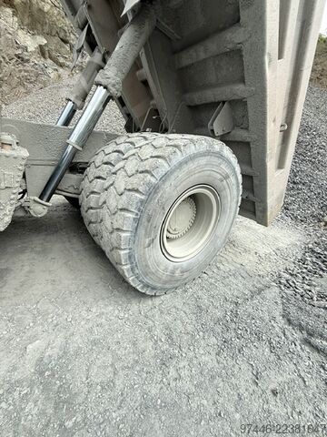 Dump truck Caterpillar 775D