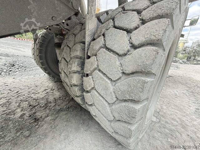 Dump truck Caterpillar 775D