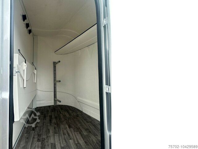 Viehanhänger  Steinsberger 3 Pferdeanhänger mit Bett